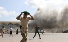 Cận cảnh đạn nổ khi đại biểu nội các xuống máy bay ở Yemen