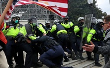 Đình chỉ hai cảnh sát Điện Capitol liên quan đến vụ bạo động