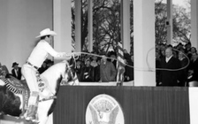 Lễ nhậm chức kỳ lạ nhất: cao bồi quăng dây bắt Tổng thống Mỹ