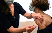 Nhiều nước ngừng tiêm vắc xin ngừa Covid-19 AstraZeneca sau các ca tử vong, đông máu