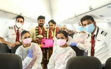 Cặp đôi Ấn Độ thuê máy bay làm lễ cưới giữa trời để né phong tỏa Covid-19