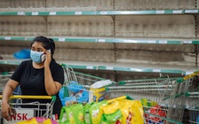 Malaysia phong tỏa vì Covid-19: người dân hoảng hốt mua sắm, chính phủ tung 9,7 tỉ USD hỗ trợ