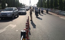 Cảnh sát làm “cọc tiêu sống” phân làn giao thông