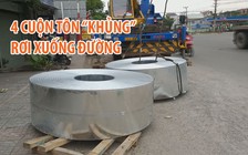 Hú vía vì 4 cuộn tôn “khủng” rơi xuống đường, lăn vào nhà dân