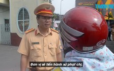 Phụ huynh ngạc nhiên vì vừa bị phạt vừa được CSGT đưa phiếu quà tặng