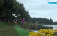 Trình diễn thời trang tơ lụa và thổ cẩm bên bờ hồ Xuân Hương