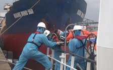 Giữa đại dịch Covid-19, tàu SAR 412 vượt sóng ra Hoàng Sa cứu ngư dân bị tai biến