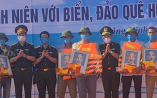 Hàng trăm thanh niên dọn rác bờ biển biên giới