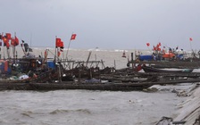 Mưa to do bão số 2, người dân hối hả di chuyển tài sản