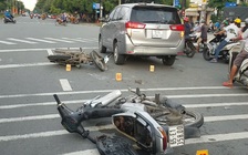 Nhóm thanh thiếu niên lao xe máy vào dòng người dừng đèn đỏ, náo loạn cả khu vực