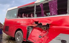 Tàu hỏa húc xe đưa đón học sinh văng xa 20m, 6 học sinh bị thương