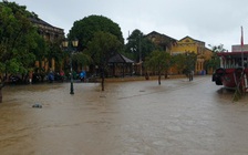 Cận cảnh phố cổ Hội An chìm trong biển nước