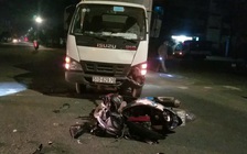 “Đấu đầu” xe tải trong khu công nghiệp, xe máy bể nát, 1 người nguy kịch