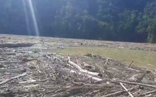 Kinh hoàng đường thủy đặc rác chắn lối vào hiện trường sạt lở ở Nam Trà My