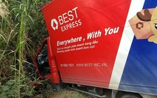 Xe chuyển phát nhanh tông gãy trụ điện đường dây trung thế ở Củ Chi