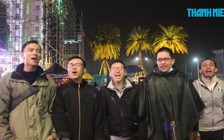 Người dân đội mưa đi xem bắn pháo hoa chào đón năm mới