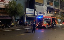 Giải cứu 7 người mắc kẹt bên trong ngôi nhà bị cháy lúc rạng sáng