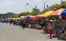 Hàng rong bát nháo khu du dịch nổi tiếng Bạc Liêu, du khách không sao “chạy thoát”