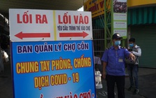 Nhiều người Đà Nẵng lúng túng trong ngày đầu đi chợ bằng thẻ để phòng Covid-19