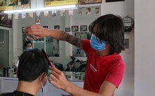 Người dân Đà Nẵng xếp hàng hàng giờ để chờ cắt tóc