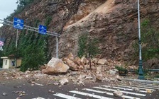 Núi Bà Hỏa sạt lở, hàng chục khối đất đá đổ xuống, 1 người bị thương nặng