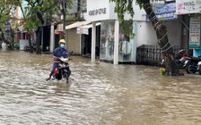 Cần Thơ bỗng hóa “Venice phương Đông” khi đường phố ngập nặng vì triều cường