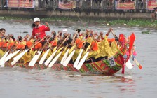 Hàng trăm phụ nữ miền Tây kéo nhau đi đua ghe ngo Sóc Trăng