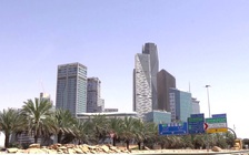 Bằng “cây gậy và củ cà rốt”, Ả Rập Xê Út lôi kéo đầu tư nước ngoài