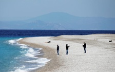 Chịu 'cầm tù' trong resort để mở đường cho du lịch trong thời Covid-19?