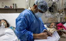 Bác sĩ trẻ đau lòng chọn người sống sót trong ca trực 27 tiếng giữa dịch Covid Ấn Độ