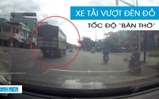 Kinh hoàng xe tải vượt đèn đỏ với tốc độ ‘bàn thờ’, suýt tông xe máy