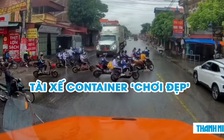 Dân mạng ‘ấm lòng’ khi container chủ động nhường đường xe máy