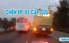 Xe giường nằm bật đèn cảnh báo nguy hiểm, chèn ép xe cấp cứu