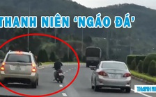 Thanh niên lái xe máy như ‘ngáo đá’ đánh võng trước đầu ô tô gây phẫn nộ