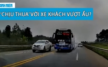 ‘Thất kinh’ xe khách vượt ẩu, suýt đâm 2 ô tô con trên cao tốc