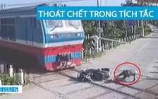 ‘Quái xế’ lái xe máy tông barie, thoát chết khó tin trước mũi tàu