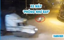 Kinh hoàng xe máy ‘phóng như bay’ qua ngã tư, đâm ngang thùng container