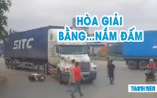 Lái xe máy đấm túi bụi tài xế container sau va chạm giao thông