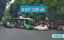 Xe buýt cướp làn 'trắng trợn' tông ô tô con khi vào cua