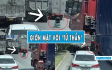 Thót tim người đàn ông đẩy xe lăn luồn lách giữa ‘rừng’ xe container