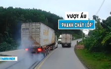 Kinh hoàng container vượt ẩu, ‘phanh cháy lốp’ trên quốc lộ