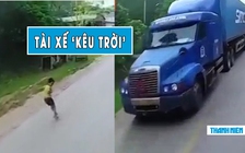 Tài xế xe khách hoảng hốt, liên tục ‘kêu trời’ vì suýt tông em bé sang đường