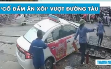 Dân mạng ‘điên tiết’ vì taxi cố vượt đường ray, suýt gây đại họa