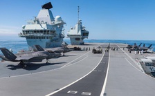 Tấp nập hoạt động trên boong HMS Queen Elizabeth, tàu sân bay mạnh nhất của hải quân Anh