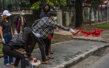 Sau hoa và trứng, người biểu tình Myanmar dùng sơn đỏ phản đối chính biến