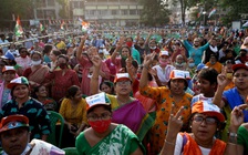 Không sợ dịch Covid-19, dân Ấn Độ tụ tập nhảy múa mừng bầu cử