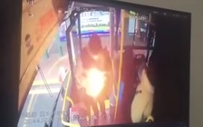 Lên xe buýt ném chất nổ làm bị thương 17 người ở Trung Quốc