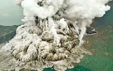 Indonesia nâng mức báo động, chuyển hướng đường bay vì núi lửa phun trào