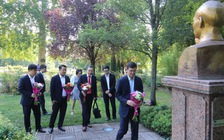 Đoàn công tác T.Ư Hội SV VN thăm và dâng hoa Tượng đài Bác Hồ tại Pháp