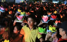 Biển người Sài Gòn chen nhau thả hoa đăng báo hiếu Vu lan